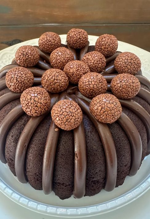 Bolo vulcão de brigadeiro apresentado no site da Camila Toyama